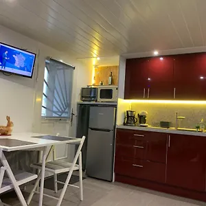https://charmante-petite-maison-en-pierre-entirement-rnove.hotels-rhonealpes.com